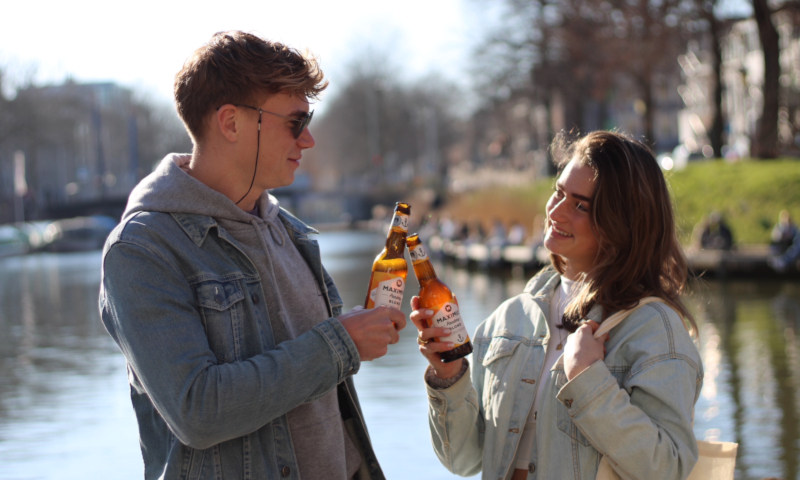 Geliefden proosten met Maximus Bier tijdens Rondje Mario